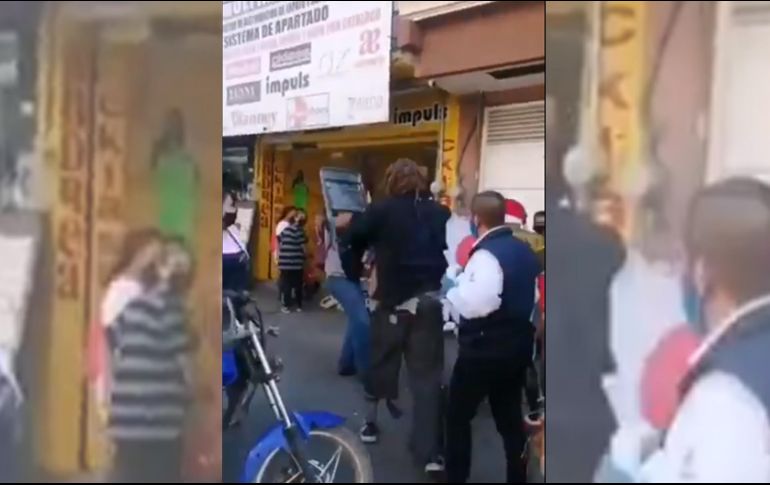 Luchadores recorrieron la Plaza del Comercio Popular de Irapuato para promover el uso del cubrebocas y como parte de la campaña le dan un ''sillazo'' a un hombre que no lo portaba mientras está en el suelo. TWITTER
