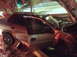 Los hechos sucedieron durante los primeros minutos de este día, en la cuerva ubicada sobre Periférico Norte, casi a su cruce de la Av. Juan Pablo II. ESPECIAL / Bomberos de Guadalajara