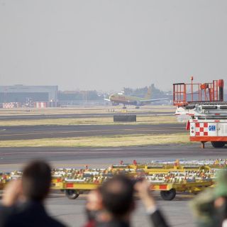 Coronavirus: Avión con primeras vacunas de Pfizer aterriza en México