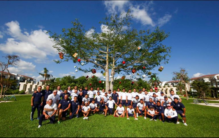 Chivas ha terminado la primera etapa de acondicionamiento físico, regresaron a la Perla Tapatía solo para romper concentración, descansarán las fiestas navideñas y regresarán el 26 de diciembre a los trabajos en Verde Valle. TWITTER / @Chivas
