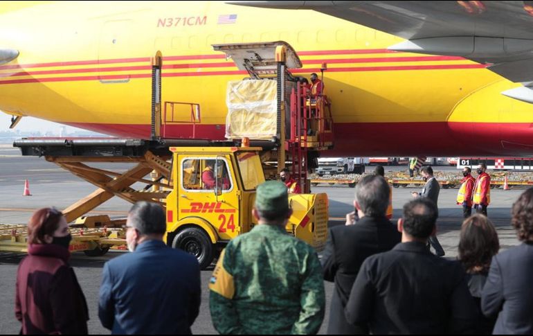 La vacuna contra el coronavirus COVID-19 ya está en México. El avión de carga con las primeras vacunas de Pfizer / BioNTech arribó al Aeropuerto Internacional de la Ciudad de México (AICM) esta mañana. SUN / G. Espinosa