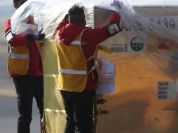 Este miércoles, autoridades mexicanas recibieron las primeras tres mil vacunas anticovid. EFE/S. Gutiérrez