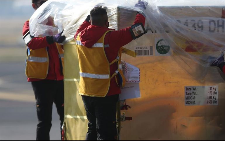 Este miércoles, autoridades mexicanas recibieron las primeras tres mil vacunas anticovid. EFE/S. Gutiérrez