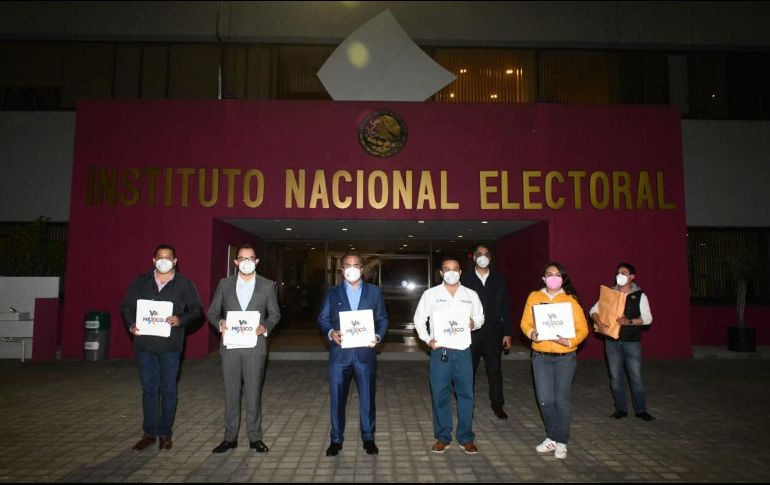 Representantes de los tres partidos acudieron al INE la noche de este miércoles. TWITTER/@mebuma1