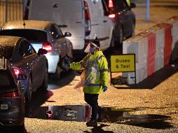 Un trabajador aplica pruebas de COVID-19 en el Puerto de Dover, Inglaterra. AFP/J. Tallis