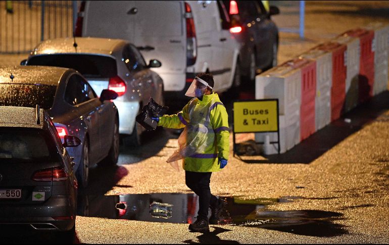 Un trabajador aplica pruebas de COVID-19 en el Puerto de Dover, Inglaterra. AFP/J. Tallis