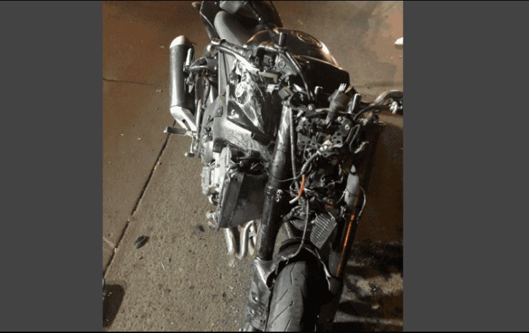 El vehículo de alto cilindraje, quedó a un costado de la grúa. ESPECIAL