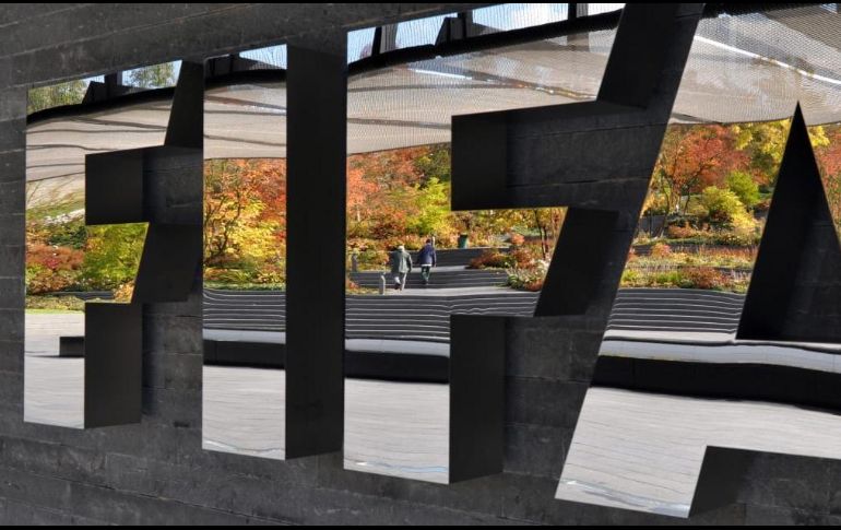 La Federación explica que la situación mundial no se ha normalizado lo suficiente como para poder solventar los retos que plantea la organización de ambos torneos. TWITTER / @fifamedia