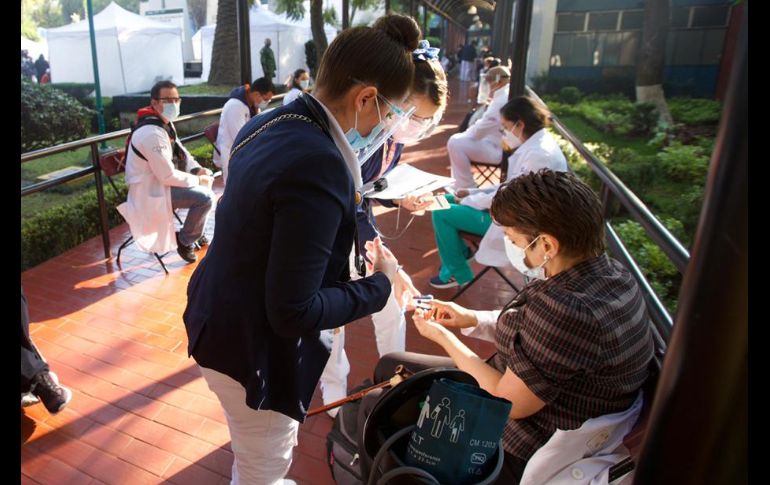 Personal del Hospital General de la Ciudad de México en la aplicación de la vacuna. AFP / P. PARDO