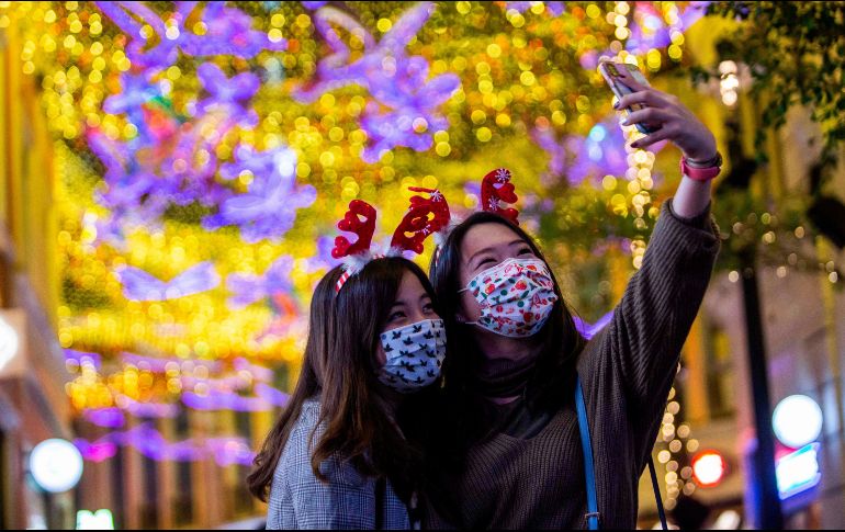 El virus se transmite entre personas a través de ''gotas respiratorias de más de cinco micras'', por lo que se aconseja usar cubrebocas y mantener la sana distancia esta Nochebuena. AFP / I. Lawrence