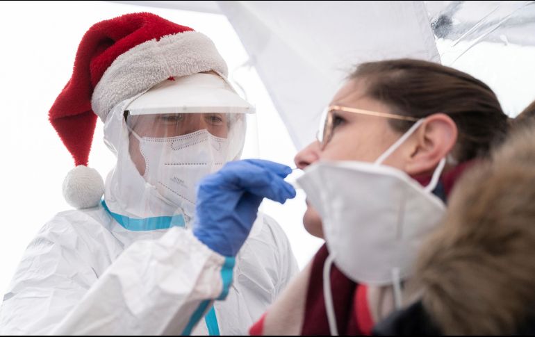 En caso de tener sospechas de haber estado expuesto a COVID-19 o después de haber asistido a una reunión, como podría ser una cena de navidad, se recomienda quedarse en casa por al menos 14 días. AP / M. Murat