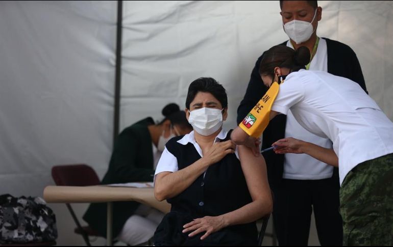 María Irene Ramírez recibió la inyección en el brazo derecho, lo que generó comentarios. EFE/S. Gutiérrez