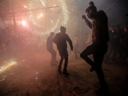 En caso de que la ciudadanía perciba la quema de pirotecnia o fogatas en la vía pública puede hacer su reporte al 911. EL INFORMADOR/ARCHIVO