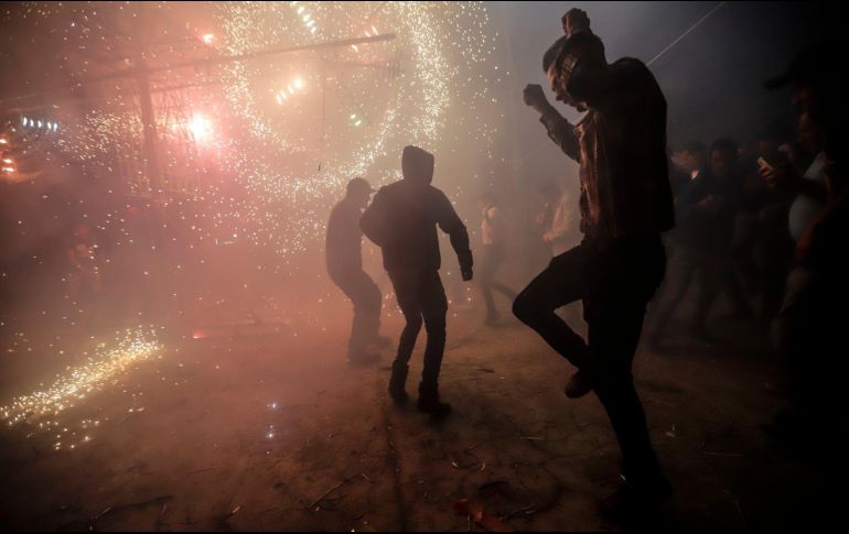 En caso de que la ciudadanía perciba la quema de pirotecnia o fogatas en la vía pública puede hacer su reporte al 911. EL INFORMADOR/ARCHIVO