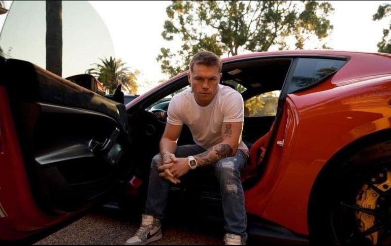 En el video se ve al boxeador mexicano paseando en las calles de Guadalajara arriba del lujoso auto. INSTAGRAM / @Canelo