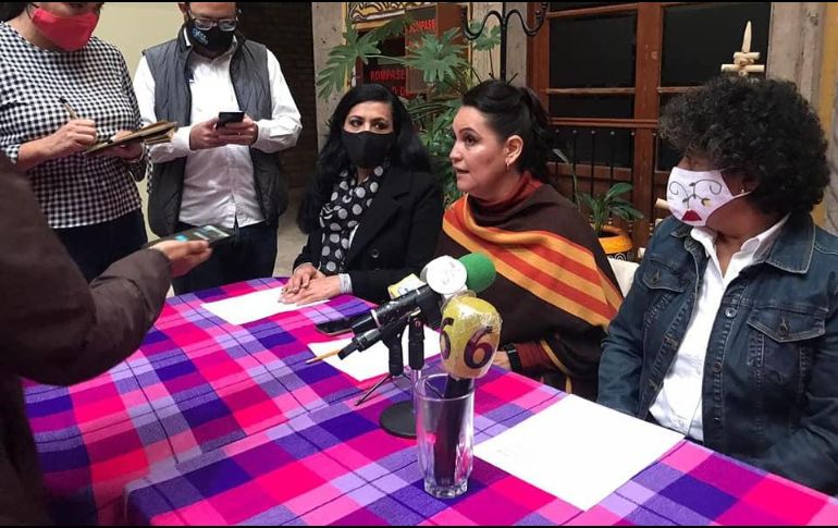 Al centro la regidora Lilia Verónica Lomelí  Rodríguez, en la presentación de la Red de Defensa contra la Violencia Política de Morena. TWITTER/ @VEROLOMEL