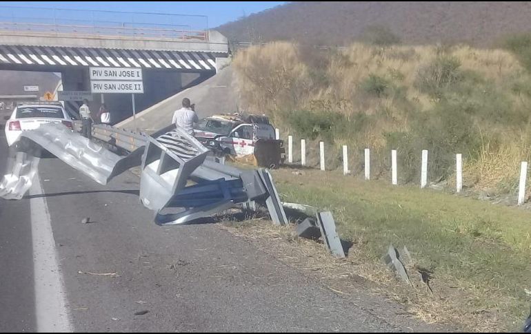Rescatistas localizaron a una ambulancia de la Cruz Roja de la Delegación Ciudad Guzmán que volcó y salió de la carpeta asfáltica. ESPECIAL