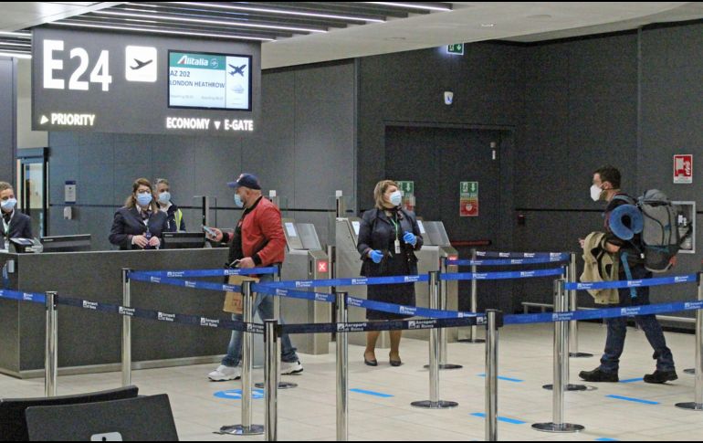 La noticia de la cepa, que se cree que es más contagiosa, llevó a países de todo el mundo a cerrar sus fronteras a los viajeros del Reino Unido. EFE