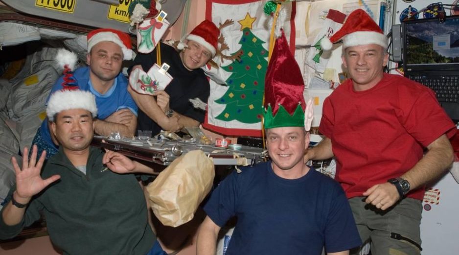 Cinco miembros de la tripulación de la Expedición 22 de Soichi Noguchi, izquierda, Maksim V. Surayev , Oleg V. Kotov, Timothy J. Creamer y Jeffrey N. Williams alrededor de la mesa de la cena de Navidad en 2009. ESPECIAL/ www.nasa.gov