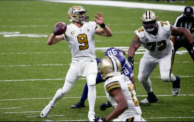 HITO. El mariscal de campo de los Saints de Nueva Orleáns aventaja en la carrera al multicampeón Tom Brady. AP