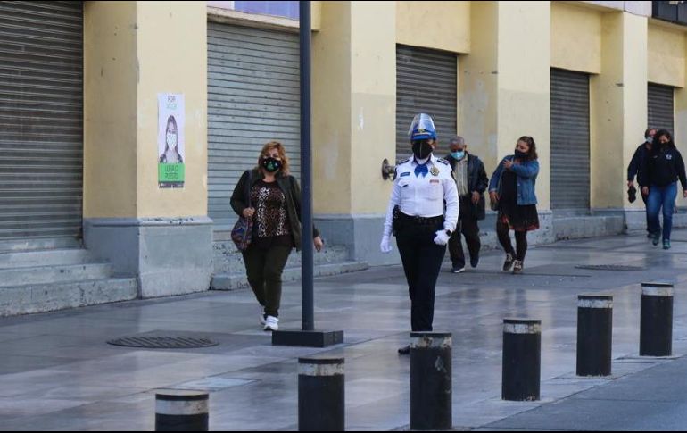 Aspectos de negocios cerrados en la Ciudad de México, que regresó a semáforo rojo. EFE/J. Pazos