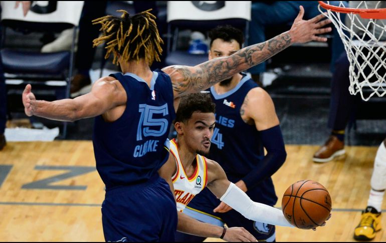 LA PESADILLA. Trae Young fue imparable y le hizo 36 puntos a los Grizzlies. AP