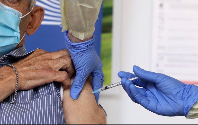 La vacuna Oxford/AstraZeneca se espera con impaciencia porque es relativamente barata y no necesita ser almacenada a una temperatura tan fría como la de Pfizer/BioNTech. AFP / K. Christodoulou