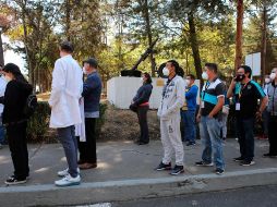 Personal médico hace fila en el recinto militar para vacunarse. AP/G. Riquelme