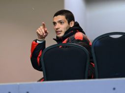 El futbolista mexicano del Wolverhampton Wanderers Raúl Jiménez, que sufrió una fractura de cráneo hace algunas semanas estuvo presente en el partido entre el Tottenham y el Wolverhampton. TWITTER / @WolvesEspanol