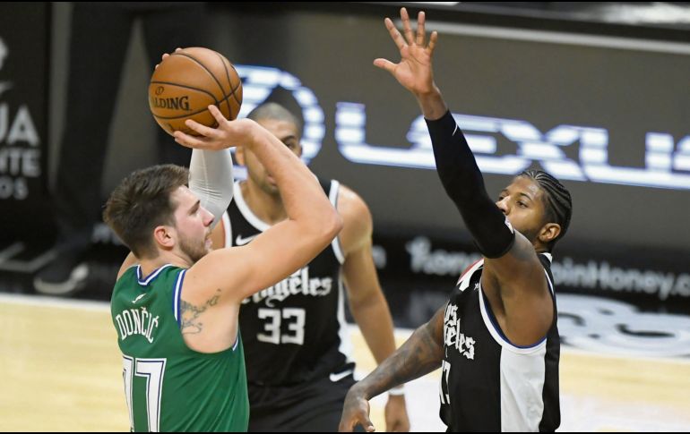 Luka Doncic. La quinteta de Dallas avasalló a los angelinos. AFP