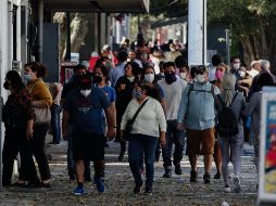 Este fin de semana, cientos de personas se congregaron en el Centro de Guadalajara, pese a que el “botonazo” que se activó hasta el 10 de enero mantiene cerrada la mayor parte de comercios en la metrópoli los sábados y domingos. EL INFORMADOR/ARCHIVO