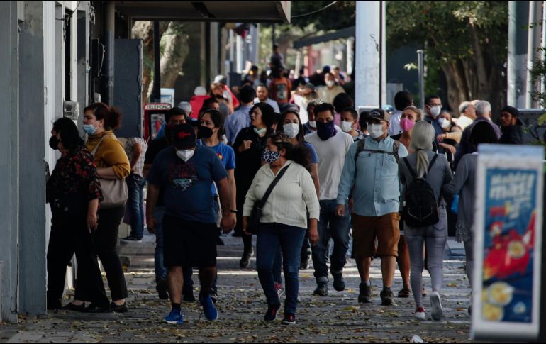 Este fin de semana, cientos de personas se congregaron en el Centro de Guadalajara, pese a que el “botonazo” que se activó hasta el 10 de enero mantiene cerrada la mayor parte de comercios en la metrópoli los sábados y domingos. EL INFORMADOR/ARCHIVO