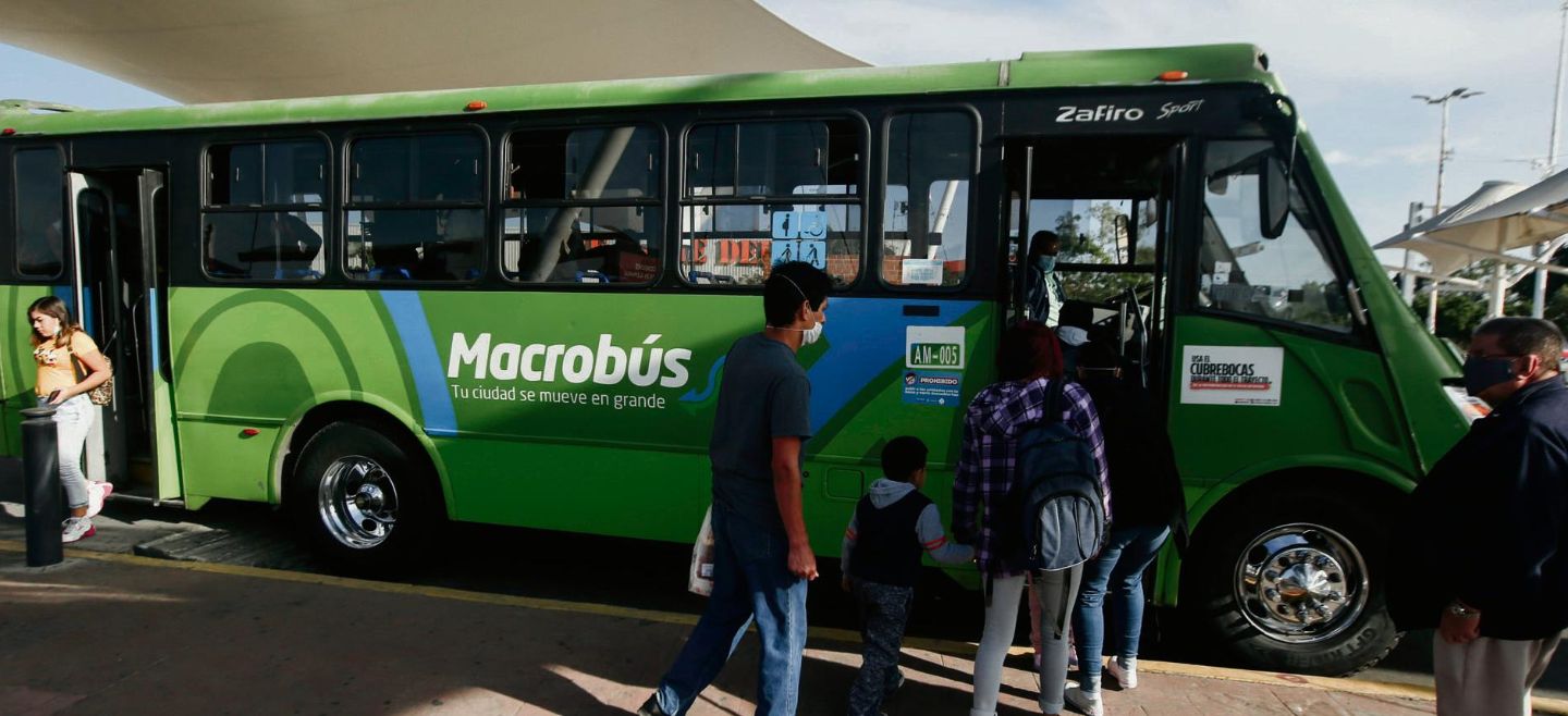 FALLAS. Usuarios del Macrobús optan por usar taxis ante el retraso de las rutas  alimentadoras. EL INFORMADOR  •  G. Gallo