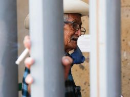 El Seguro Social exhorta a la población pensionada a acudir de manera escalonada a las ventanillas bancarias y cajeros, en particular si tienen 60 años o más, por ser más susceptibles a las formas graves de la enfermedad. EL INFORMADOR / ARCHIVO