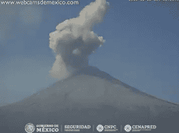 La columna de ceniza presentó una altura de 800 metros aproximadamente. TWITTER/ @CNPC_MX