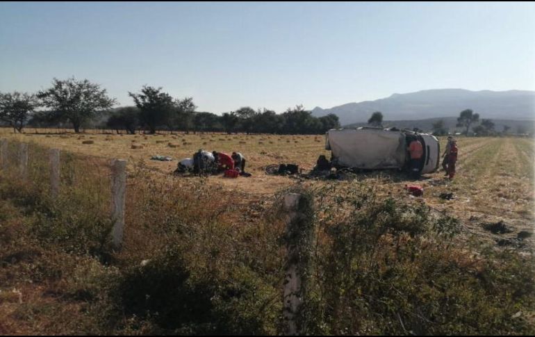 La camioneta se proyectó al interior de un barbecho a unos 30 metros de la vía. Cortesía