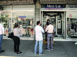 REALIDADES. Los comercios dedicados a la venta de artículos hospitalarios comienzan a registrar filas y escasez de tanques de oxígeno. Ante este fenómeno, algunos familiares de pacientes de COVID-19 se han visto obligados a rentarlos. EL INFORMADOR • F. Atilano