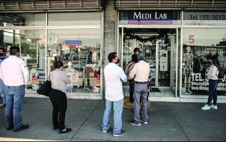 REALIDADES. Los comercios dedicados a la venta de artículos hospitalarios comienzan a registrar filas y escasez de tanques de oxígeno. Ante este fenómeno, algunos familiares de pacientes de COVID-19 se han visto obligados a rentarlos. EL INFORMADOR • F. Atilano