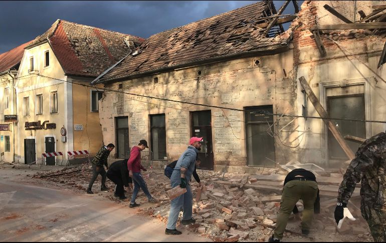 Alertaron que todas las casas de Petrinja, en el centro de Croacia, fueron dañadas por el fuerte movimiento telúrico. AP / S. Kavic
