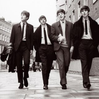 Pierre Cardin, el hombre que vistió a los Beatles