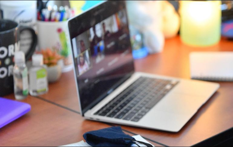 Muchos creen que cargar y utilizar la laptop al mismo tiempo es peligroso. AFP / ARCHIVO