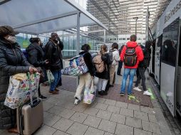 Autoridades implementaron operativos para localizar a todos los pasajeros que viajaron en el mismo vuelo que la paciente. EFE/S. Lecocq