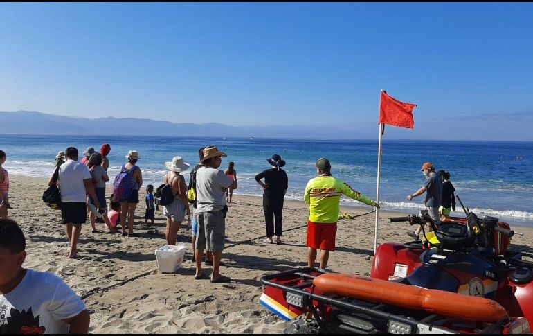 Las autoridades recomiendan a los bañistas tomar precauciones y permanecer al tanto de las banderas. TWITTER/ @PCJalisco