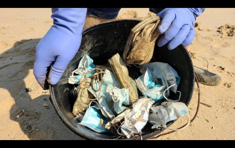 Gary Stokes ha documentado la sorprendente cantidad de cubrebocas en diversas playas. N. Brannan