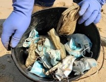 Gary Stokes ha documentado la sorprendente cantidad de cubrebocas en diversas playas. N. Brannan