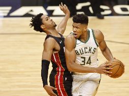La figura de los Bucks, Giannis Antetokounmpo, fue el único jugador que no pudo anotar desde larga distancia. AFP/M. Reaves