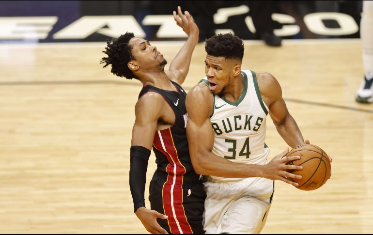 La figura de los Bucks, Giannis Antetokounmpo, fue el único jugador que no pudo anotar desde larga distancia. AFP/M. Reaves