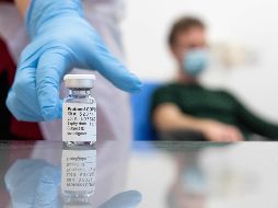 La vacuna de AstraZeneca y Oxford es más práctica debido a que es más barata a la de Pfizer y puede conservarse a temperaturas de entre 2 ºC y 8 ºC, lo que facilita la vacunación a gran escala. AFP / ARCHIVO