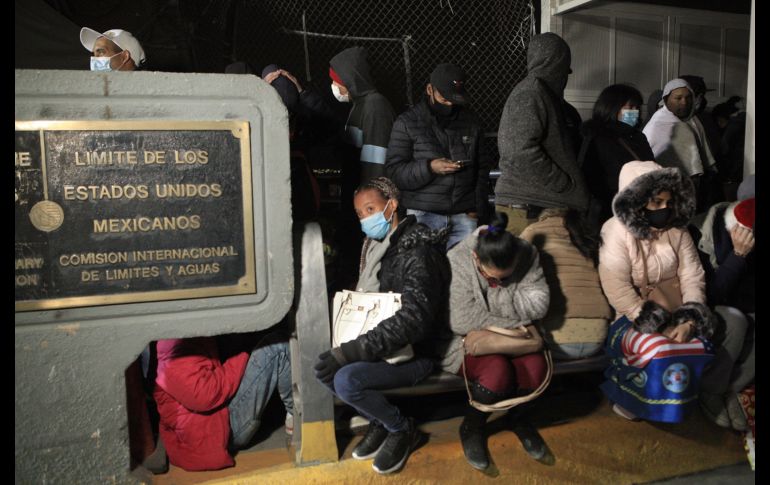 Migrantes se manifestaron en el puente Internacional Paso del Norte, en Ciudad Juárez, Chihuahua. EFE/L. Torres