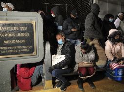 Migrantes se manifestaron en el puente Internacional Paso del Norte, en Ciudad Juárez, Chihuahua. EFE/L. Torres